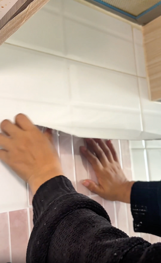 Cómo aplicar azulejos adhesivos en paredes con textura