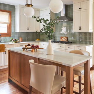 Ideas de backsplash para cocina pequeña con azulejos adhesivos