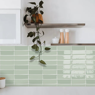 ¿Se pueden poner azulejos adhesivos sobre azulejos existentes?