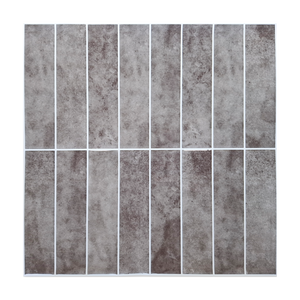 Vista frontal de azulejo autoadhesivo estilo columna Ceniza Volcánica para cocina o baño.