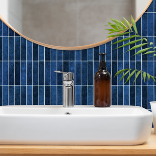 Azulejos autoadhesivos Azul Noche estilo columna instalados en pared de baño moderno.