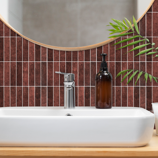 Azulejos autoadhesivos Caoba Rústica estilo columna instalados en pared de baño moderno.