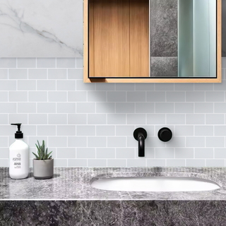 Azulejos autoadhesivos Halo Blanco estilo ladrillo instalados en pared de baño moderno.