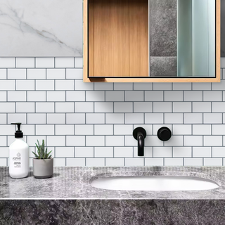 Azulejos autoadhesivos Halo Gris estilo ladrillo instalados en pared de baño moderno.