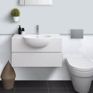 Azulejos autoadhesivos Hexágono Glaciar estilo hexágonos instalados en pared de baño moderno.