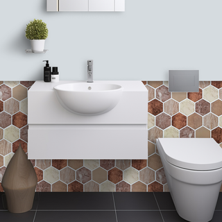 Azulejos autoadhesivos Hexágono Mármol Terracota estilo hexágonos instalados en pared de baño moderno.