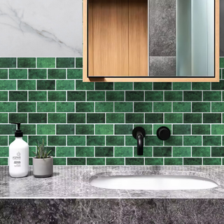 Azulejos autoadhesivos Jade Urbano estilo ladrillo instalados en pared de baño moderno.