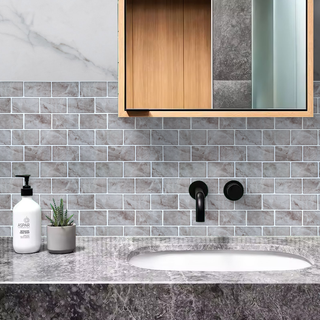 Azulejos autoadhesivos Mármol Roca estilo ladrillo instalados en pared de baño moderno.