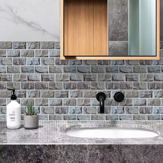 Azulejos autoadhesivos Piedra Alpina estilo ladrillo instalados en pared de baño moderno.