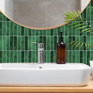 Azulejos autoadhesivos Verde Esmeralda estilo columna instalados en pared de baño moderno.