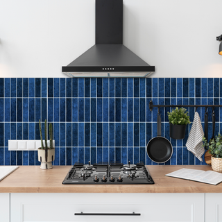 Azulejos autoadhesivos Azul Noche estilo columna decorando pared de cocina elegante.