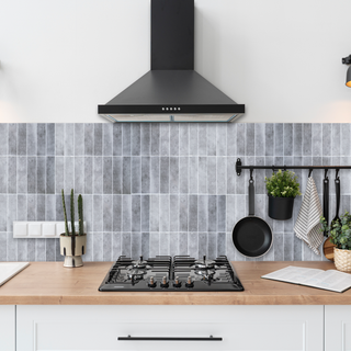 Azulejos autoadhesivos Gris Ártico estilo columna decorando pared de cocina elegante.
