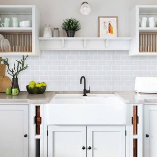 Azulejos autoadhesivos Halo Blanco estilo ladrillo decorando pared de cocina elegante.