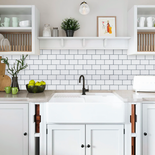 Azulejos autoadhesivos Halo Gris estilo ladrillo decorando pared de cocina elegante.