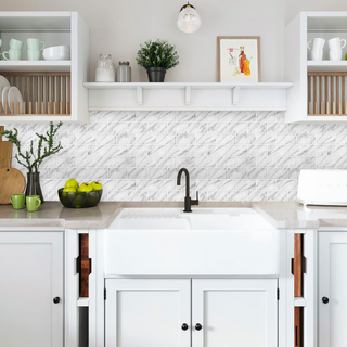 Azulejos autoadhesivos Mármol Carrara estilo ladrillo decorando pared de cocina elegante.