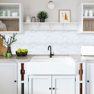Azulejos autoadhesivos Mármol Nube estilo ladrillo decorando pared de cocina elegante.