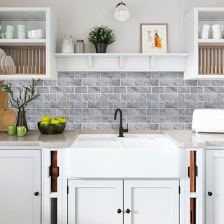 Azulejos autoadhesivos Mármol Roca estilo ladrillo decorando pared de cocina elegante.