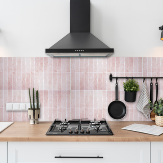 Azulejos autoadhesivos Rosa Antigua estilo columna decorando pared de cocina elegante.