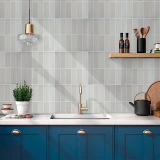 Azulejos autoadhesivos Subway Perla estilo subway decorando pared de cocina elegante.