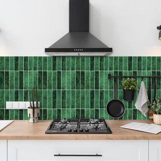 Azulejos autoadhesivos Verde Esmeralda estilo columna decorando pared de cocina elegante.