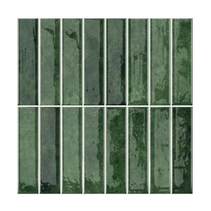 Vista frontal de azulejo autoadhesivo estilo columna Verde Esmeralda para cocina o baño.