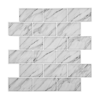 Vista frontal de azulejo autoadhesivo estilo ladrillo Mármol Carrara para cocina o baño.