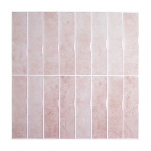 Vista frontal de azulejo autoadhesivo estilo columna Rosa Antigua para cocina o baño.