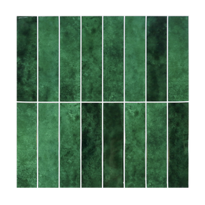 Vista frontal de azulejo autoadhesivo estilo columna Verde Esmeralda para cocina o baño.