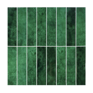 Vista frontal de azulejo autoadhesivo estilo columna Verde Esmeralda para cocina o baño.